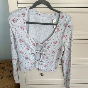 BNWT aerie Light Gray Crop Top with Pink Rose Print
